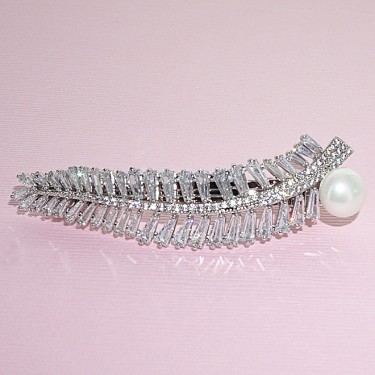 Luxurious Cubiczirconia Leaf With Pearl Barrette