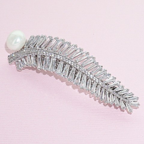 Luxurious Cubiczirconia Leaf With Pearl Barrette