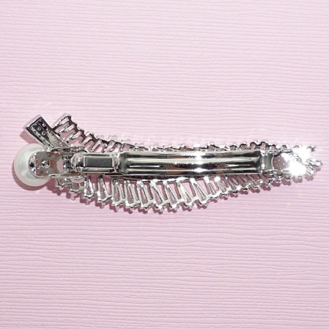 Luxurious Cubiczirconia Leaf With Pearl Barrette