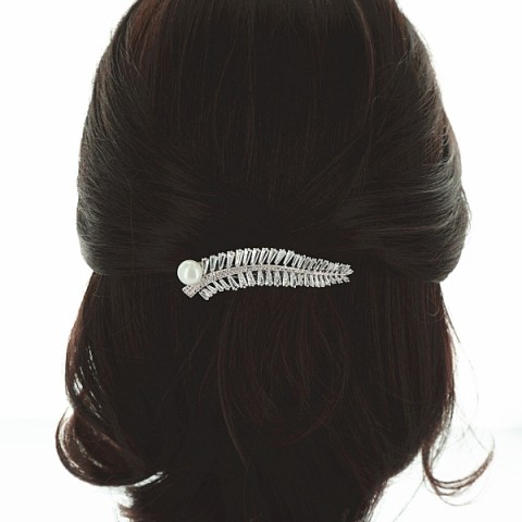 Luxurious Cubiczirconia Leaf With Pearl Barrette