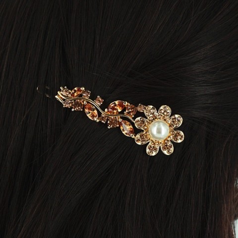 Luxurious Cubiczirconia Flower Pearl Barrette.